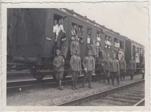 (F28386) Orig. Foto deutsche Soldaten a. e. Bahnhof, Abteilwagen 1934