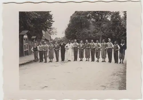 (F28377) Orig. Foto Fassberg Lün. Heide, junge Männer a. Straße z. Vatertag 1936