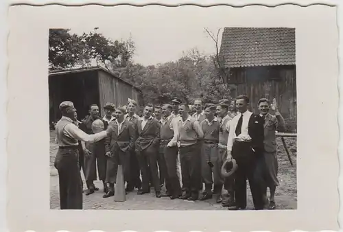 (F28374) Orig. Foto Fassberg Lün. Heide, junge Männer a. Straße z. Vatertag 1936