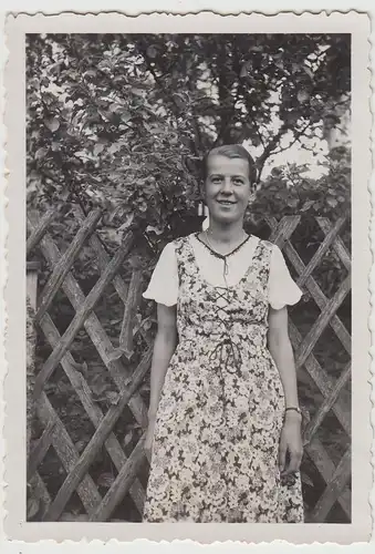 (F28370) Orig. Foto junge Frau am Jägerzaun 1936