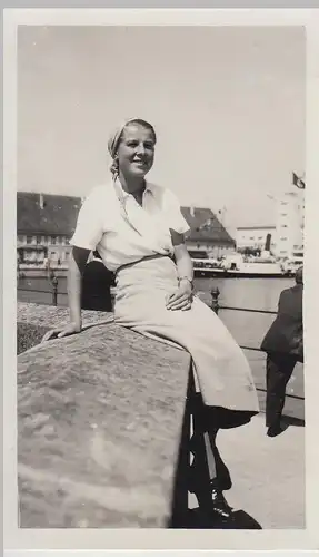 (F28352) Orig. Foto junge Frau Erna auf Brüstung (Bodensee?) 1935