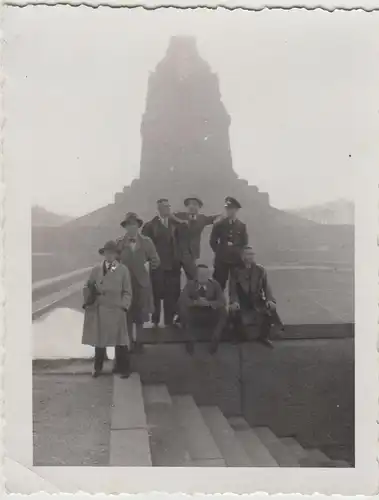 (F28344) Orig. Foto Leipzig, junge Männer vor dem Völkerschlachtdenkmal 1935