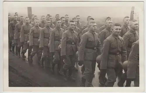 (F28342) Orig. Foto deutsche Soldaten marschieren a.d. Straße 1934
