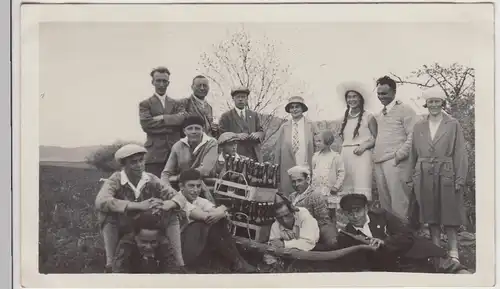 (F28307) Orig. Foto Personen im Freien, Bierkästen auf Karre 1930er