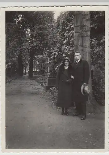 (F28303) Orig. Foto Personen im Stadtpark, Friedhof o.ä. 1932