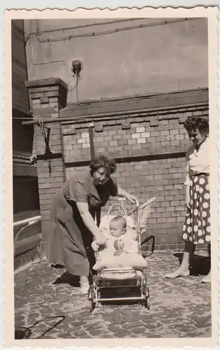 (F28284) Orig. Foto Frauen mit Kinderwagen 1961