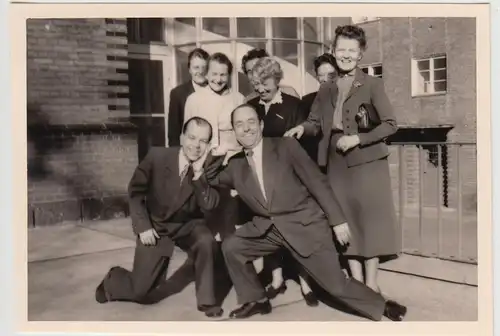 (F28278) Orig. Foto Gruppenbild nach bestandenem Examen 1957