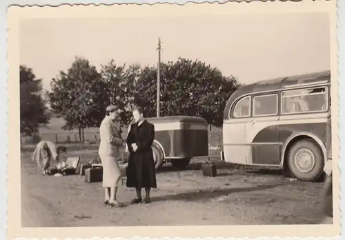 (F28273) Orig. Foto Frauen vor Omnibus mit Hänger 1956