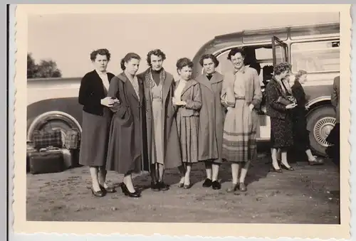 (F28272) Orig. Foto Frauen vor Omnibus mit Hänger 1956