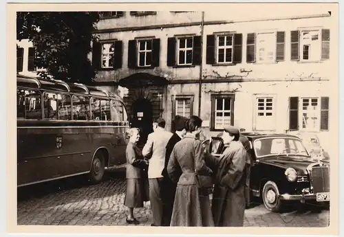 (F28264) Orig. Foto Walldürn, Personen vor Omnibus 1956