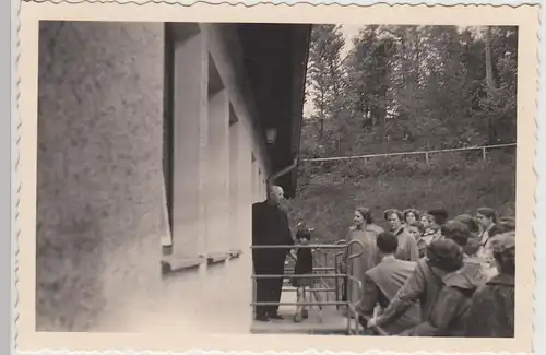 (F28263) Orig. Foto Personen an einem Gebäude, Seckach o. Buchen 1956