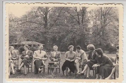 (F28252) Orig. Foto Personen sitzen in der Runde im Freien 1956