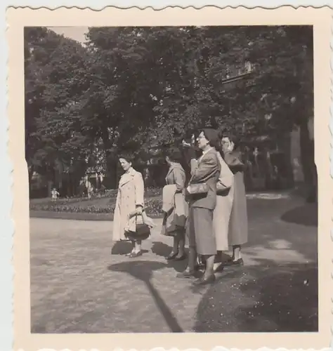 (F28247) Orig. Foto Worms, Frauen vor dem Lutherdenkmal 1956