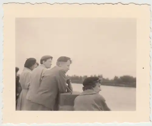 (F28234) Orig. Foto Personen am Ufer eines Flusses, Ausflug nach Mannheim 1956