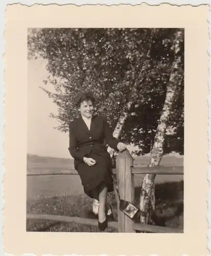 (F28233) Orig. Foto junge Frau sitzt auf Holzzaun 1956