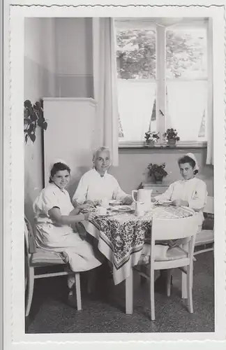 (F28212) Orig. Foto Berlin, Schwestern vom Urban Krankenhaus am Tisch 1948