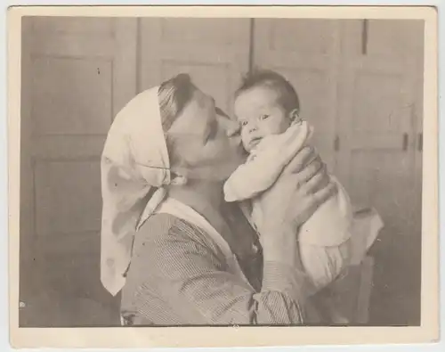 (F28193) Foto Berlin, Kinderkrankenhaus Mariendorfer Weg, Schwester m. Baby 1946