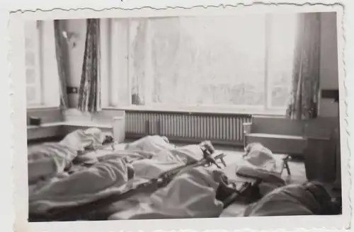 (F28185) Foto Kindergarten Berlin Dahlem, Kinder im Bett, Mittagsschlaf 1943