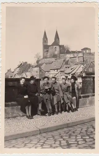 (F28174) Orig. Foto Quedlinburg, Damen auf Brücke vor dem Dom 1943