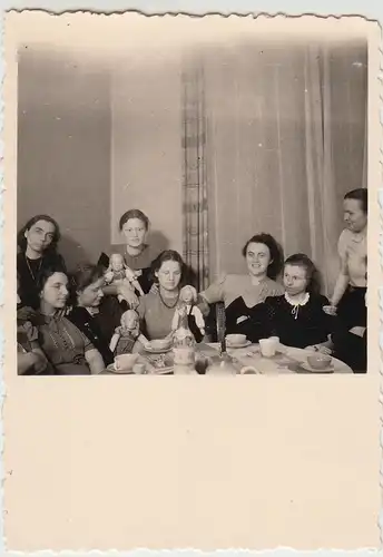 (F28172) Orig. Foto junge Frauen am Kaffeetisch 1943