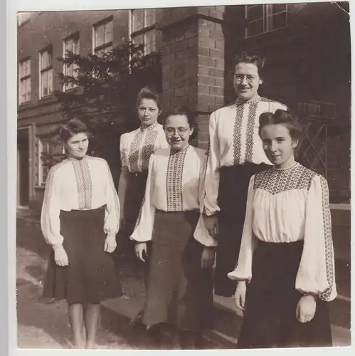 (F28170) Orig. Foto junge Frauen in ihren >Examensblusen< 1941-43