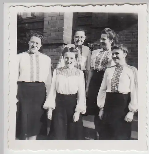 (F28169) Orig. Foto junge Frauen in ihren >Examensblusen< 1941-43