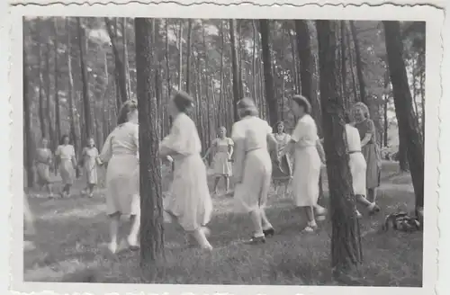 (F28157) Orig. Foto Berlin Grünau, junge Damen beim Spiel im Wald 1941