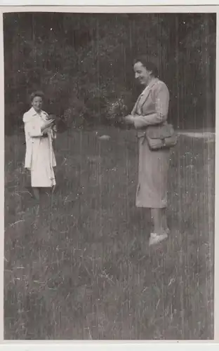 (F28154) Orig. Foto junge Damen mit Blumen beim Tiefensee 1941