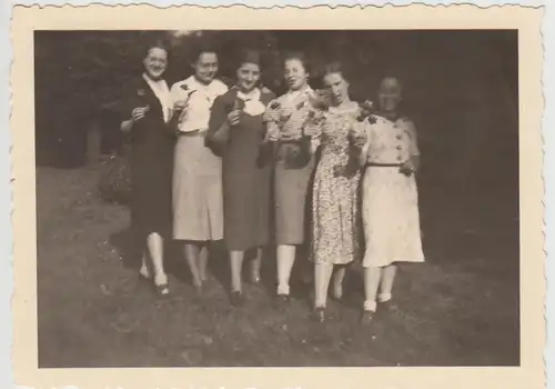 (F28150) Orig. Foto junge Damen mit Blumen im Freien 1941