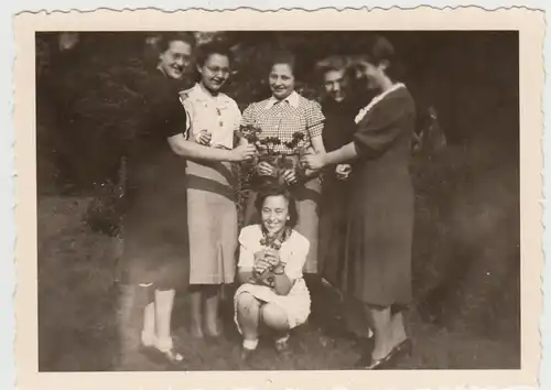 (F28149) Orig. Foto junge Damen mit Blumen im Freien 1941