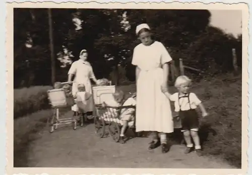 (F28148) Orig. Foto Lehnin, Schwester mit Kindern unterwegs 1941