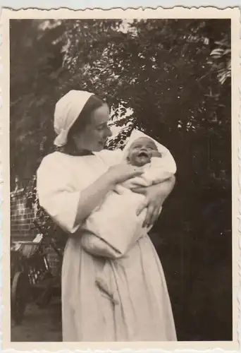 (F28147) Orig. Foto Säuglingsheim Lehnin, Schwester mit Kind 1941