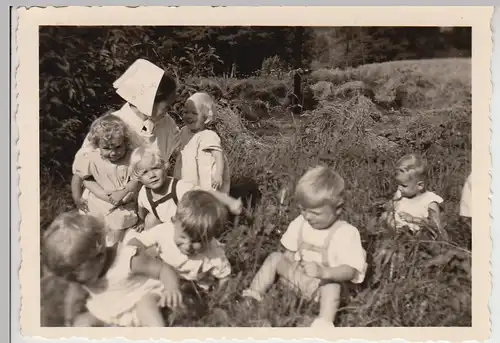 (F28146) Orig. Foto Lehnin, Schwester mit Kindern unterwegs 1941