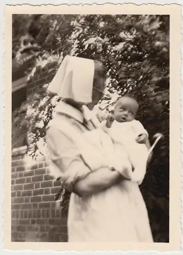 (F28145) Orig. Foto Säuglingsheim Lehnin, Schwester mit Kind 1941