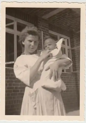 (F28144) Orig. Foto Säuglingsheim Lehnin, Schwester mit Kind 1941