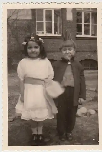 (F28143) Foto Pestalozzistiftung Burgwedel, Kinder in Märchenverkleidung 1939