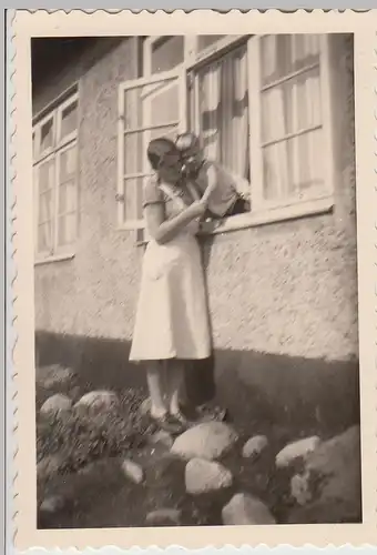 (F28141) Foto Pestalozzistiftung Burgwedel, Kindergärtnerin Kind an Baracke 1939