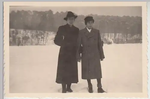 (F28131) Orig. Foto junge Frauen im Freien, Winter 1939