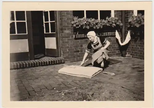 (F28100) Orig. Foto junge Frau säubert eine Matratze 1939