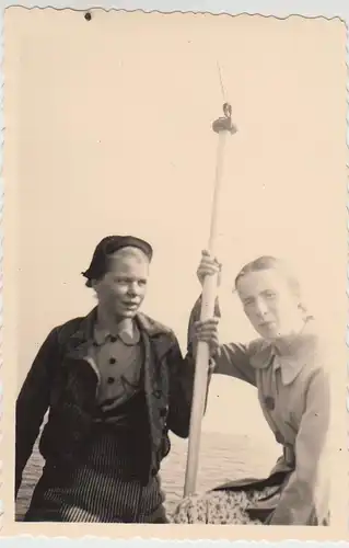 (F28098) Orig. Foto junge Damen in einem Boot, Abfahrt Spiekeroog 1939