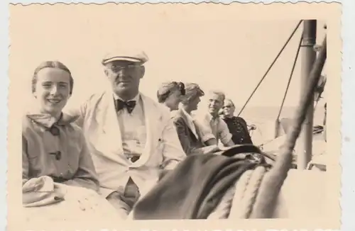 (F28096) Orig. Foto Personen in einem Boot, Abfahrt Spiekeroog 1939