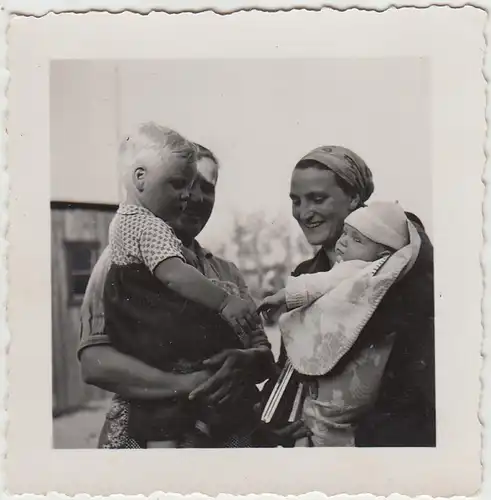 (F28071) Orig. Foto Frauen mit Kinder auf dem Arm 1930er