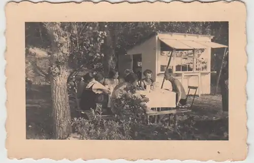 (F28070) Orig. Foto Personen an kleinem Waldlokal 1931