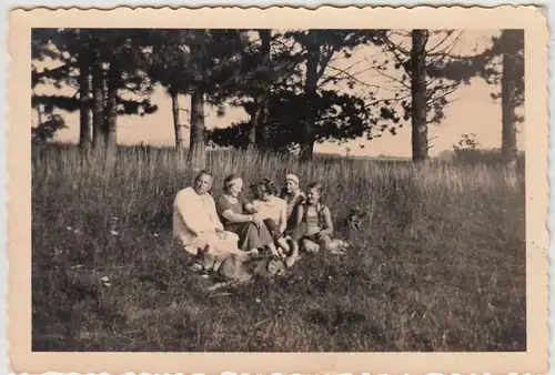 (F28066) Orig. Foto Personen im Freien, zwischen den Bäumen 1940er