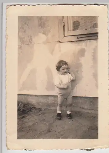 (F28064) Orig. Foto Kleinkind steht an der Hauswand 1940er