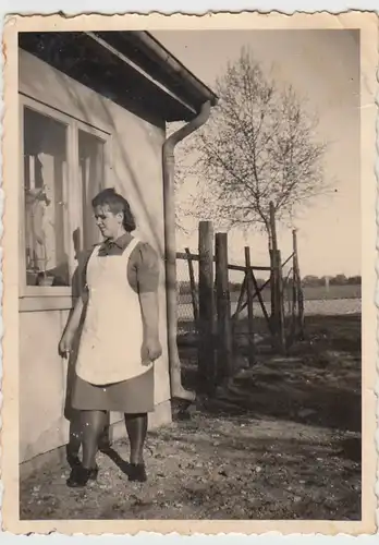 (F28063) Orig. Foto junge Frau steht an einem Haus 1930/40er