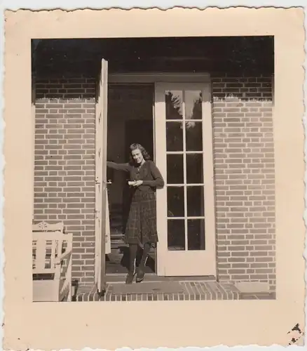 (F28058) Orig. Foto junge Frau an einem Hauseingang 1930/40er