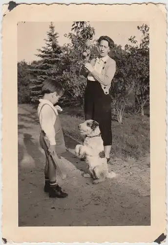 (F28057) Foto Frau m. Kind u. Hund am Obstbaum, Hund macht Männchen 1930er
