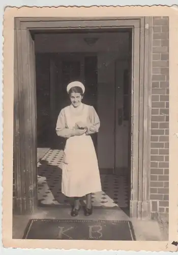 (F28056) Orig. Foto Frau, Schwester Wilma Ohlsen am Hauseingang 1930/40er
