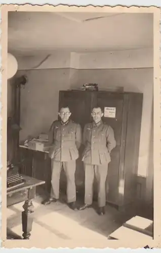 (F28054) Orig. Foto deutsche Soldaten vor Spind in Schreibstube 1940er